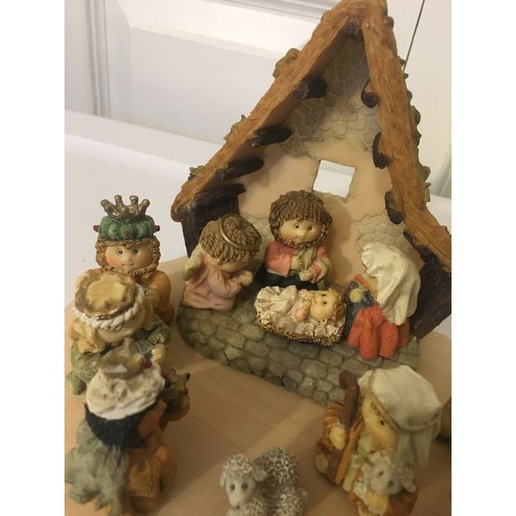 11 Piece Ceramic Christmas Nativity Scene w/Wood Crèche - Picture 9 of 12